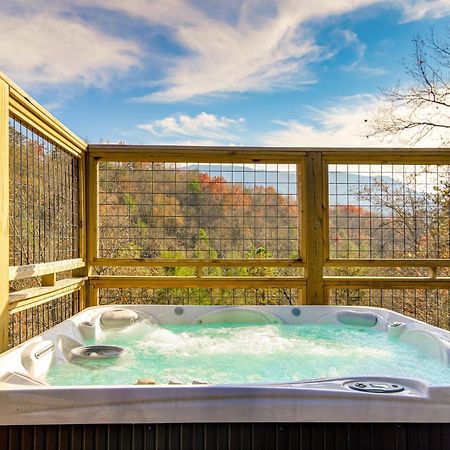 Gatlinburg Cabin With Game Room, Hot Tub And Mtn Views Extérieur photo