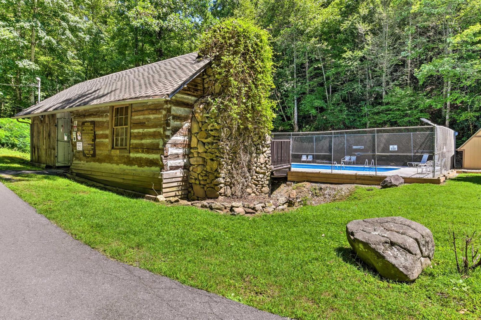 Gatlinburg Cabin With Game Room, Hot Tub And Mtn Views Extérieur photo
