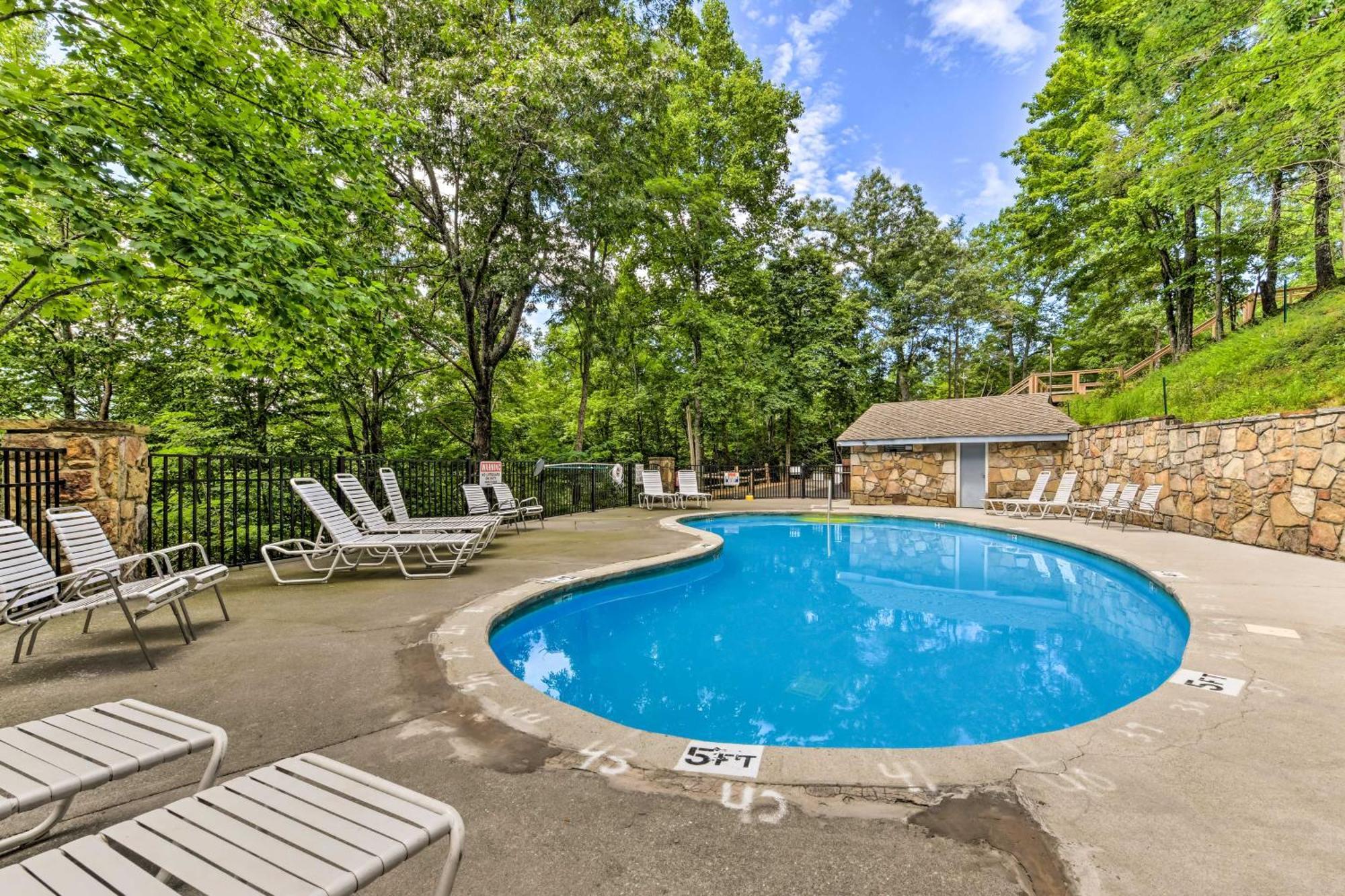 Gatlinburg Cabin With Game Room, Hot Tub And Mtn Views Extérieur photo